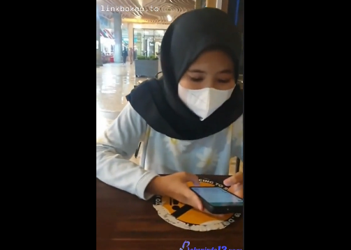 Mahasiswi Hijab Cantik Yang Belajar Open Bo